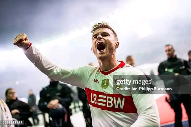 Vom Spielfeld ins Familienglück: Mittelstädt wird Vater von Drillingen VfB Stuttgart-Spieler Maximilian Mittelstädt hat sensationelle Neuigkeiten verkündet – er ist stolzer Vater von Drillingen! Die Fußballwelt jubelt, während der Spieler eines der außergewöhnlichsten Abenteuer seines Lebens beginnt und einen unvergesslichen persönlichen Erfolg neben seinen sportlichen Leistungen feiert.