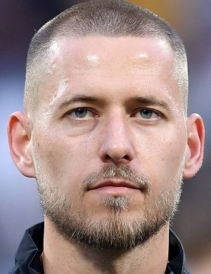 „TERROR IN STUTTGART! 😱“ Unglaubliche Szenen in Deutschland: VfB-Kapitän Waldemar Anton wurde Berichten zufolge von unbekannten Bewaffneten auf dem Weg zum Training angegriffen! 🚨 Die Schocknachricht versetzt die Stadt in Angst und Trauer. Fans, Mitspieler und Trainer beten vereint für die Sicherheit ihres Anführers. 💔 Was steckt hinter diesem brutalen Überfall auf einen der angesehensten Bundesliga-Spieler? Die gesamte Fußballwelt steht unter Schock und bangt um ihren Stuttgarter Kapitän. ⚽🙏