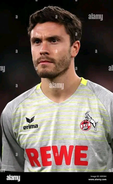 🚨 BREAKING NEWS aus Köln! Jonas Hector feiert sein sensationelles Comeback beim FC! ⚡ Der Publikumsliebling, bekannt für Magie, Herzblut und Führungsstärke, steht wieder auf dem Rasen. ❤️🤍 Die Fans toben, die Stadt bebt – denn der „Zaubermann“ bringt die Hoffnung zurück ins RheinEnergieSTADION! 💫 Ein Kapitel beginnt neu – mit der Legende, die nie ganz weg war. Willkommen daheim, Jonas! 🏟️🐐