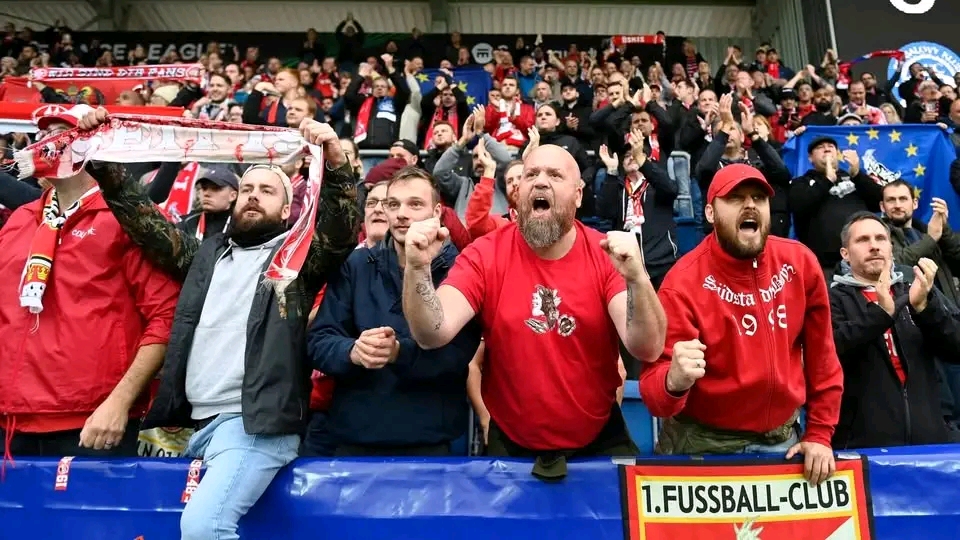 🔥 Weltweite Ehre für die treuesten Herzen! ❤️ Die Fans des 1. FC Köln wurden offiziell als beste Fangemeinde der Welt nominiert! 🌍 Ihre unendliche Leidenschaft, unerschütterliche Treue und das kölsche Herzblut lassen Stadien beben und Geschichten entstehen, die Gänsehaut schreiben. 🎶🐐 Ganz Köln steht Kopf – die Welt verneigt sich vor einer Fangemeinde, die Fußball lebt, liebt und atmet! 🙌 #Effzeh #LeidenschaftPur