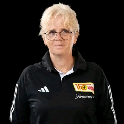 MEGA-SCHOCK BEI UNION BERLIN: Die unerschütterliche Susi, Herz und Seele des Vereins, kämpft derzeit von ihrem Krankenhausbett aus gegen eine ernste Erkrankung. Ganz Köpenick hält den Atem an. Fans, Spieler und Verantwortliche stehen vereint, gebrochen und doch hoffnungsvoll, in Liebe, Solidarität und Gebet zusammen. Die Frau, die Union Stärke, Mut und Zusammenhalt gelehrt hat, lebt diese Werte nun selbst – mit beeindruckender Würde, leiser Tapferkeit und einer Kraft, die ganz Fußball-Deutschland bewegt und Millionen Menschen über die Kurven hinaus berührt.