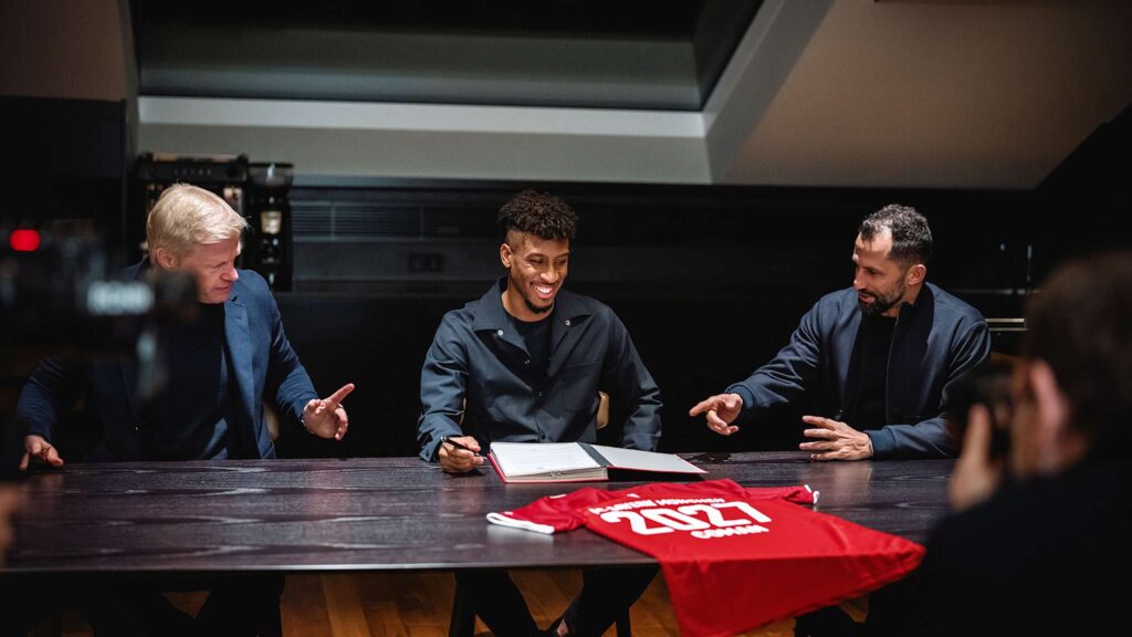 Der französische Flügelspieler Kingsley Coman hat seinen Vertrag beim FC Bayern München verlängert und damit ein starkes