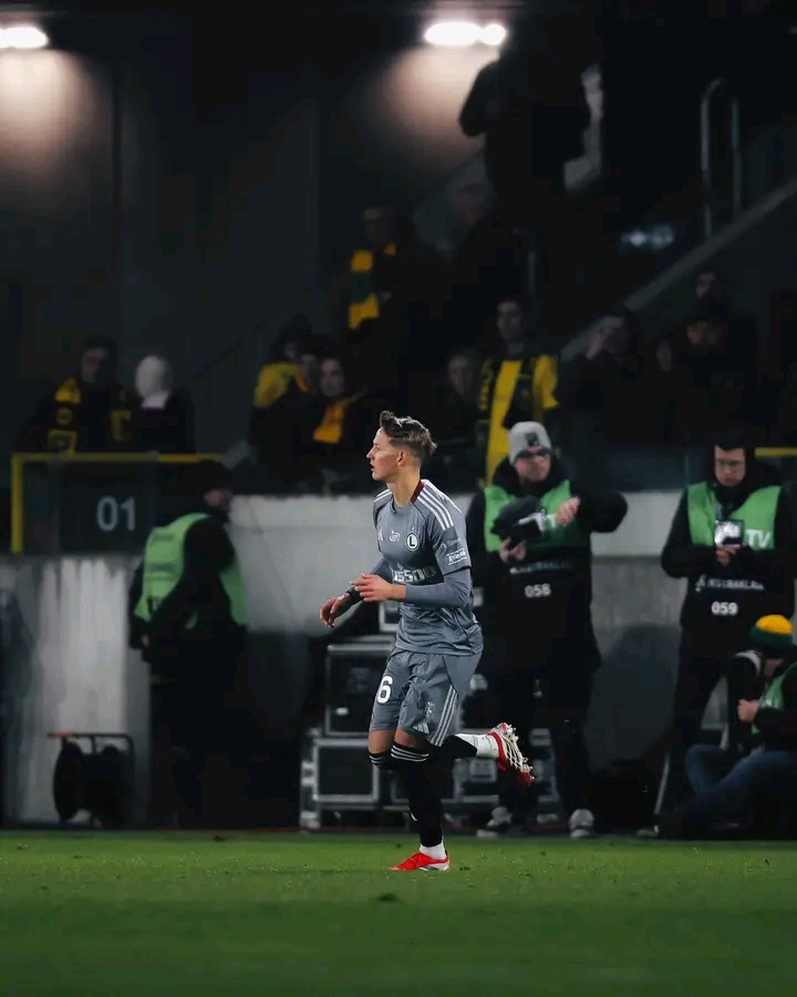 Debiutant 👏 – Mateusz Kostrzewa wkracza na scenę W każdej dziedzinie twórczej moment debiutu ma szczególne znaczenie. To