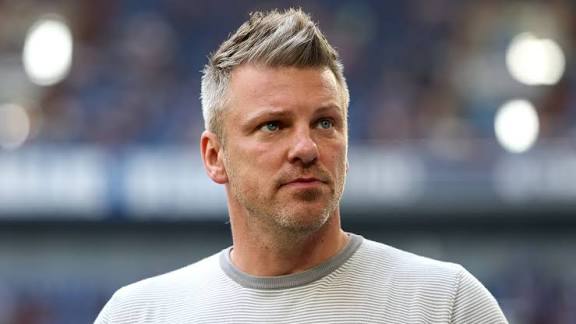 Ein Moment der Stille legte sich über das Trainingsgelände des 1. FC Köln. Gespräche verstummten abrupt, Blicke wurden ausgetauscht, und selbst die