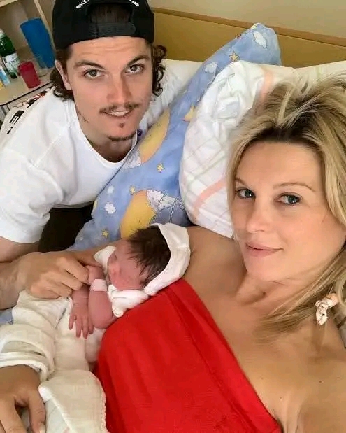 🚨🟡⚫ FAMILIEN-ÜBERRASCHUNG BEI BVB – SABITZER SORGT MIT BABY-NEWS FÜR AUFSEHEN! ⚽👶🔥 Borussia Dortmund erlebt einen besonderen Moment abseits des Rasens: Mittelfeldstar Marcel Sabitzer überrascht Fans mit einer emotionalen Nachricht aus seinem Privatleben. Glückwünsche strömen herein, doch viele Anhänger fragen sich auch, welche Bedeutung dieser neue Lebensabschnitt für den BVB-Profi haben könnte… 👀💥