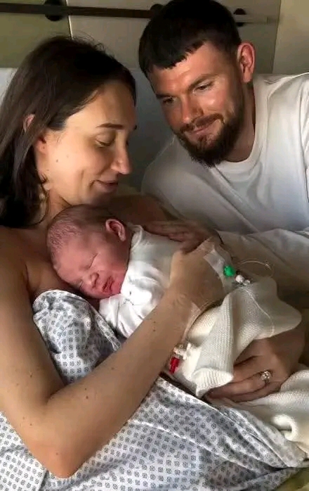 💔 SCHOCK BEI UNION BERLIN: GROSSE Sorge um Offensivspieler Oliver Burke, dessen Partnerin sich aktuell in einer ernsten gesundheitlichen Situation befindet, erschüttert Fans und Verein gleichermaßen. Unterstützung und Mitgefühl strömen aus der Fußballwelt, während alle auf positive Nachrichten hoffen und dem Paar in dieser schwierigen Zeit Kraft wünschen von Herzen sehr.