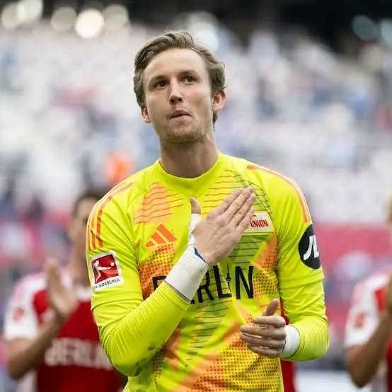 🌠⚽ RØNNOW WIRD ZUR IKONE BEI UNION BERLIN: Frederik Rønnow begeistert mit konstant starken Leistungen und wächst immer mehr zum Publikumsliebling bei 1. FC Union Berlin heran. Fans feiern seinen Einsatz und sehen in ihm einen entscheidenden Rückhalt, dessen Einfluss auf das Team und dessen Vermächtnis stetig weiter wächst.