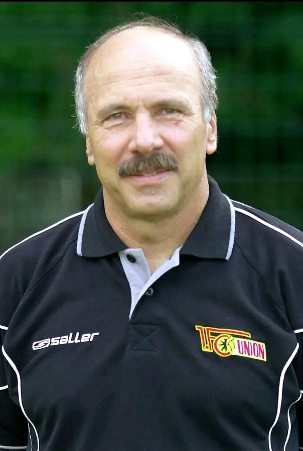 π΄βͺ ππππ πππππ πππππ ππππππ ππππππ πππππππ: Fans von 1. FC Union Berlin versammeln sich in KΓΆpenick mit Kerzen, Gebeten und Botschaften der UnterstΓΌtzung fΓΌr ihren Trainer. Vasilev, Symbol fΓΌr Disziplin, Einsatz und Zusammenhalt, gilt als echter AnfΓΌhrer und fester Teil der Union-Familie. Die Fans senden ein starkes Signal: Du bist nicht allein, KΓΆpenick steht hinter dir!