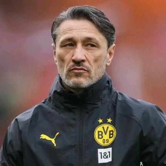 💔 EMOTIONALE SZENE IN DORTMUND! Der Borussia Dortmund steht still im Zeichen der Trauer — im Signal Iduna Park herrscht tiefe Stille statt Gesang, während Fans in einer bewegenden Atmosphäre aus Kerzenlicht, Schmerz und Zusammenhalt Abschied nehmen und gemeinsam einen emotionalen Moment voller Liebe und Respekt erleben 💛🖤