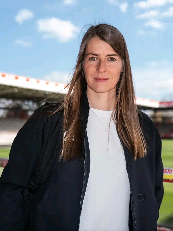 Historischer Schritt im Abstiegskampf: Marie-Louise Eta übernimmt überraschend die Männer-Profimannschaft von 1. FC Union Berlin und soll im Saisonendspurt den Klassenerhalt sichern. Mit Mut, Teamgeist und klarer Überzeugung startet sie in diese Schlüsselrolle – ein starkes Signal des Vereins, der in einer kritischen Phase auf neue Impulse und frische Energie setzt
