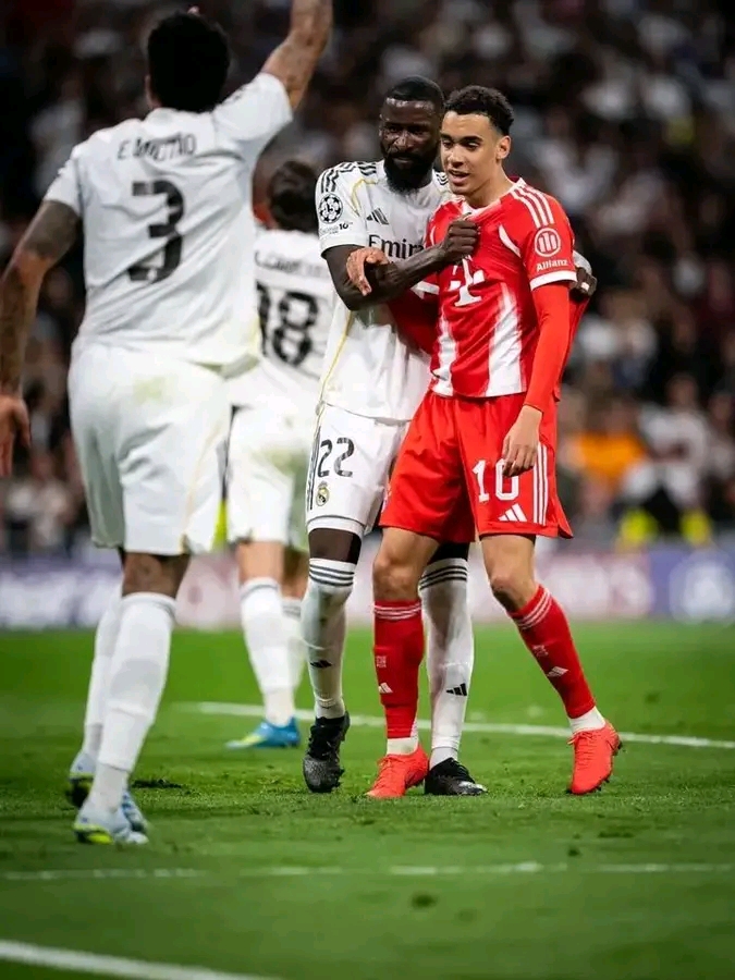 Schlagzeile: Historisches Duell: Real Madrid und Bayern Munich liefern sich ein Kopf-an-Kopf-Rennen