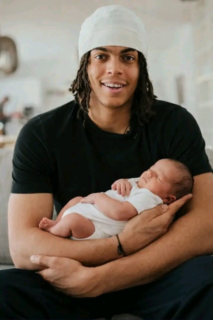 Ein emotionaler Moment fernab des Platzes ❤️⚽ Jahmai und seine Partnerin freuen sich über die Geburt ihres Sohnes 👶🍼 – ein neues und bedeutendes Kapitel in ihrem Leben beginnt 📖✨ Die FC-Familie zeigt großen Zusammenhalt 🤝❤️ und unterstützt die junge Familie mit einer großzügigen Summe von 500.000 Euro 💶🎉