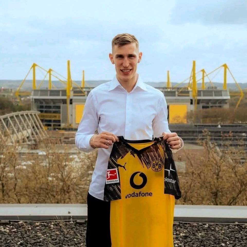 👑⚽🔥 OFFIZIELL BESTÄTIGT: Nico Schlotterbeck verlängert seinen Vertrag bei Borussia Dortmund bis 2031 – große Freude beim BVB! Doch eine Ausstiegsklausel heizt bereits Spekulationen über einen möglichen Sommer-Wechsel an… 👀💛