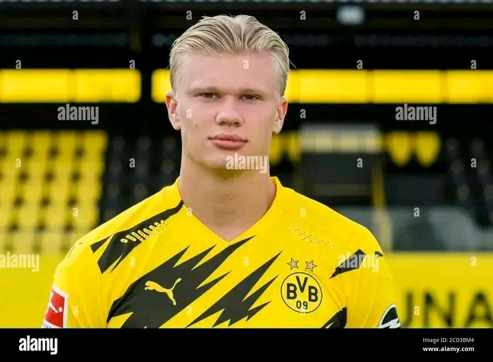 🚨💣 TRANSFER-KNALL: Steht Erling Haaland vor einer spektakulären Rückkehr zu Borussia Dortmund? 😱⚽ Angeblich sind geheime Gespräche bereits weit fortgeschritten – ganz Europa blickt gespannt auf diesen möglichen Mega-Deal! Fans schwanken zwischen Hoffnung und Zweifel 🤯💛 Wird dieser Transfer wirklich Realität und die Fußballwelt auf den Kopf stellen? 🔥👀