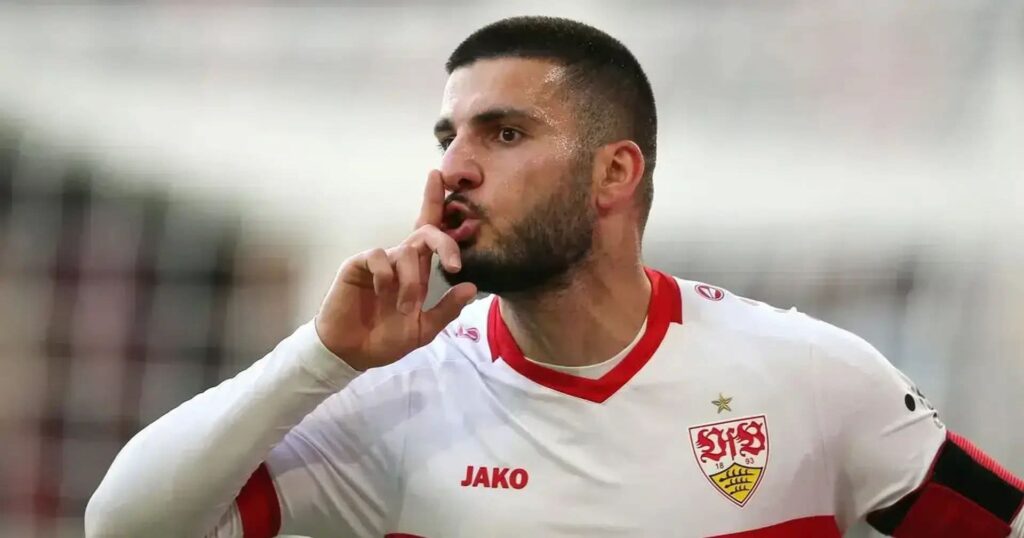 „Drei Jahre oder nichts“ – dieses explosive Ultimatum von Deniz Undav sorgt Berichten zufolge für große Unruhe beim VfB Stuttgart und seinen Fans. Der deutsche Stürmer, der eine Schlüsselrolle im jüngsten Aufschwung des Vereins spielt, fordert offenbar eine langfristige Perspektive – andernfalls könnte er sich nach Alternativen umsehen.