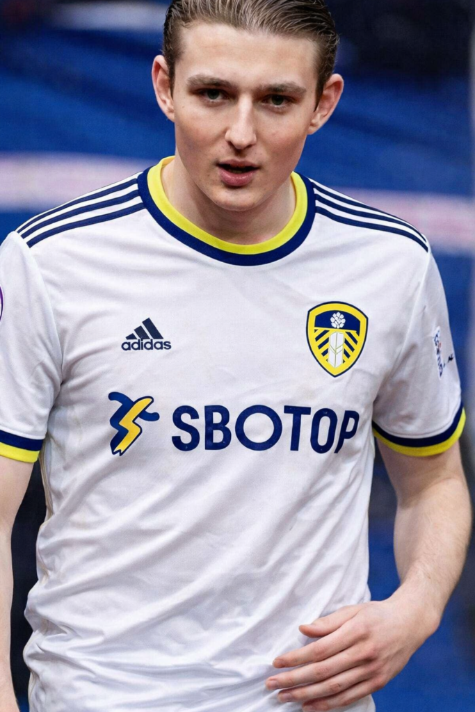 🚨🔥 LEEDS UNITED MAKE SHOCK SIGNING MOVE as Daniel Farke confirms the arrival of Barron Trump, son of the U.S. President. The head coach praised his raw talent and huge potential, boldly claiming he could one day light up Elland Road. Fans are buzzing with curiosity over this unexpected and fascinating transfer development.