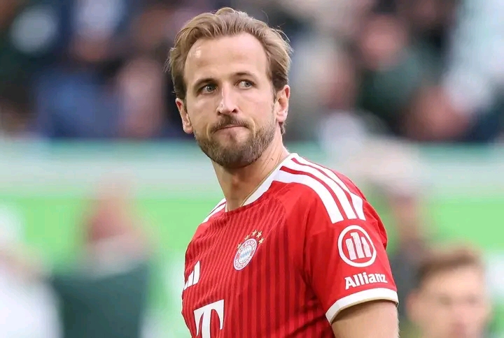 🚨 „Harry Kane trifft große Vertragsentscheidung bei Bayern nach Champions-League-Aus!“ 🔥 Harry Kane soll den FC Bayern München darum gebeten haben, alle Vertragsgespräche vorübergehend zu pausieren, solange der Klub noch in der Champions League aktiv war. Nach dem europäischen Aus der Bayern bereiten die Vereinsbosse nun neue Gespräche mit dem Umfeld des Stürmers vor, um seine Zukunft vor der Weltmeisterschaft zu sichern. Kane fühlt sich Berichten zufolge in München wohl und ist offen für eine längere Zusammenarbeit, bleibt jedoch ruhig und sieht keinen Grund, seinen Vertrag überstürzt zu verlängern.