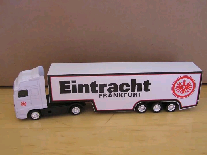 Hol dir den Spirit von Eintracht Frankfurt mit diesem tollen Truck-Sammlerstück! Jetzt für nur 15 € erhältlich. Perfekt für leidenschaftliche Fans, Sammler oder alle, die ein einzigartiges Fußball-Highlight suchen. Schnelle und einfache Zahlung per PayPal oder Überweisung möglich. Verpasse nicht die Chance, dir dieses besondere Stück zu sichern, bevor es weg ist!