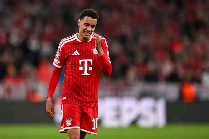 Jamal Musiala spricht offen über seine aktuelle Form und gibt zu, dass diese Saison sowohl Höhen als auch Tiefen mit sich gebracht hat. Der Star von FC Bayern München erklärt, dass er froh sei, seinen Rhythmus wiedergefunden zu haben, und stolz auf seine Entwicklung ist. Gleichzeitig betont Musiala, dass noch viel Luft nach oben besteht und er sich weiterhin verbessern möchte. Der Offensivspieler blickt optimistisch in die Zukunft und zeigt sich zufrieden damit, wie weit er sich in den vergangenen Monaten entwickelt hat.