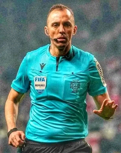 ðš UNRUHE RUND UM BAYERN MÃNCHEN: SCHIEDSRICHTER DENKT ÃBER RECHTLICHE SCHRITTE NACH â¬ïžâ¬ïž Beim FC Bayern Munich sorgt ein neuer Vorfall derzeit fÃŒr groÃe Diskussionen. Nach einem emotionalen und stark umstrittenen Spiel soll der betroffene Schiedsrichter laut Berichten prÃŒfen, juristisch gegen bestimmte Anschuldigungen vorzugehen. âïžð³ Hintergrund sind zahlreiche öffentliche VorwÃŒrfe und heftige Kritik, die nach der Partie gegen ihn erhoben wurden. Vor allem in den sozialen Medien verbreiteten sich innerhalb kÃŒrzester Zeit harte Kommentare, Spekulationen und Anschuldigungen gegen das Schiedsrichterteam. ð±ð¥ Fans, Experten und verschiedene Medien diskutierten intensiv ÃŒber mehrere kontroverse Entscheidungen wÀhrend des Spiels, wodurch die Situation immer angespannter wurde. Berichten zufolge fÃŒhlt sich der Referee durch einige Aussagen in seinem Ruf geschÀdigt und erwÀgt deshalb mögliche rechtliche MaÃnahmen wegen Verleumdung und RufschÀdigung. ðšð