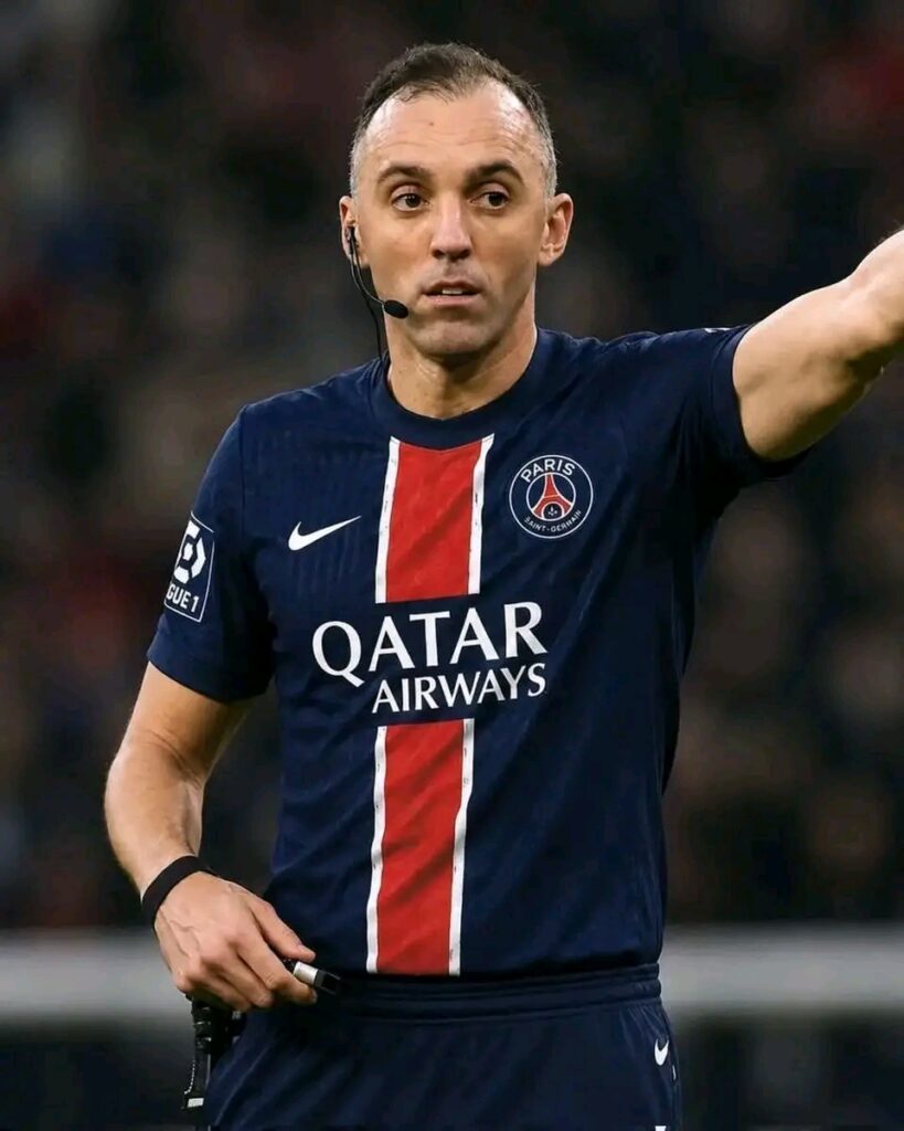 ๐จ EILMELDUNG โฝ๐ฅ Der UEFA-Schiedsrichterchef Roberto Rosetti hat sich zu zwei umstrittenen Handspiel-Szenen im Spiel zwischen dem Paris Saint-Germain und dem FC Bayern Munich geรคuรert. ๐ณ๐๏ธ Im Fokus stehen zwei Situationen aus der ersten Halbzeit: ein Handspiel von Nuno Mendes, bei dem keine zweite Gelbe Karte gezeigt wurde ๐จโ, sowie ein Handspiel von Joรฃo Neves im Strafraum, bei dem kein Elfmeter gegeben wurde โฝ๐ซ. Rosetti erklรคrte laut Bericht die Hintergrรผnde dieser Entscheidungen und warum das Schiedsrichterteam in beiden Fรคllen so gehandelt habe ๐ง โ๏ธ. Diese Begrรผndungen sollen die Situation aus Sicht der Offiziellen einordnen, sorgen aber weiterhin fรผr Diskussionen unter Fans und Experten ๐ ๐ข. Vor allem bei den Bayern-Anhรคngern blieb Unverstรคndnis zurรผck, da beide Szenen als spielentscheidend angesehen wurden ๐ดโช. Die Debatte รผber Schiedsrichterentscheidungen und Handspielregeln flammt damit erneut stark auf โฝ๐ฅ.