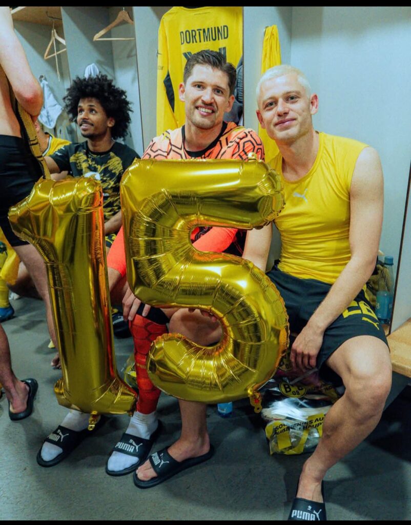 ⚽💪🔥🔥⚽ DER EXKLUSIVE 15ER CLUB Julian Ryerson explodiert mit sensationellen 15 Assists! Dieser dynamische Rechtsverteidiger begeistert mit präzisen Flanken, kreativen Pässen und purem Kampfgeist. Er schreibt Bundesliga-Geschichte, reißt die Fans mit und macht Borussia Dortmund noch stärker. Eine unglaubliche Saisonleistung voller Energie und Klasse – der Mann ist absolut on fire! ⚽🔥