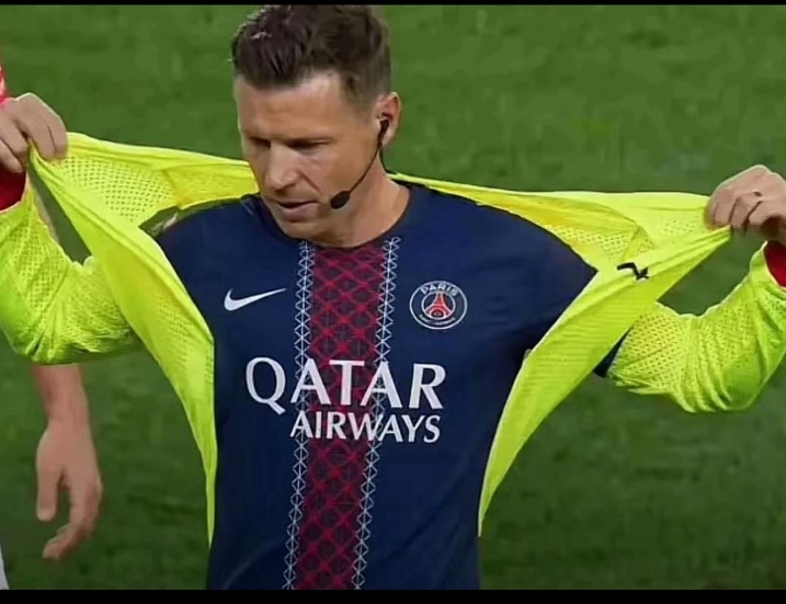 ๐จ SCHIRI-SKANDAL IN DER CHAMPIONS LEAGUE?! ๐ฑ Der FC Bayern Mรผnchen soll nach dem bitteren Aus rechtliche Schritte gegen den Referee prรผfen! โ๏ธ๐ฅ Fans werfen ihm vor, angeblich zugunsten von Paris Saint-Germain gepfiffen zu haben. Netz explodiert, Fuรball-Europa diskutiert โ war das Spiel wirklich manipuliert? ๐๐ฅ