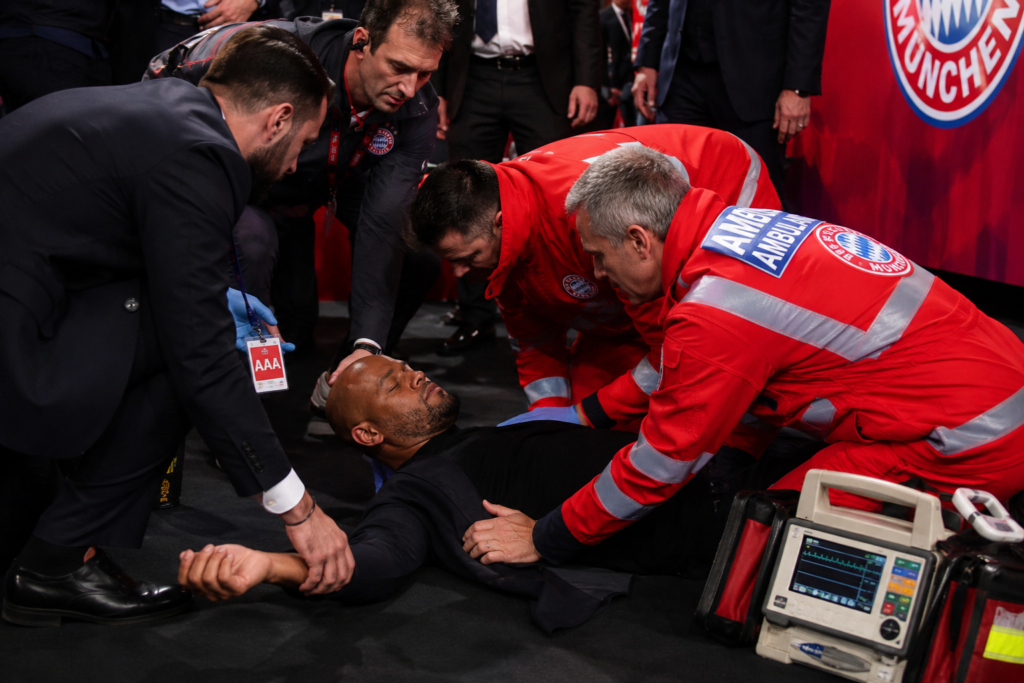 BREAKING: Chaos and panic broke out just moments ago after Bayern Munich manager Vincent Kompany suddenly collapsed during a public event, leaving fans, staff and guests in complete shock.